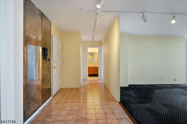 1 Claridge Dr 523, Verona Twp., NJ 07044