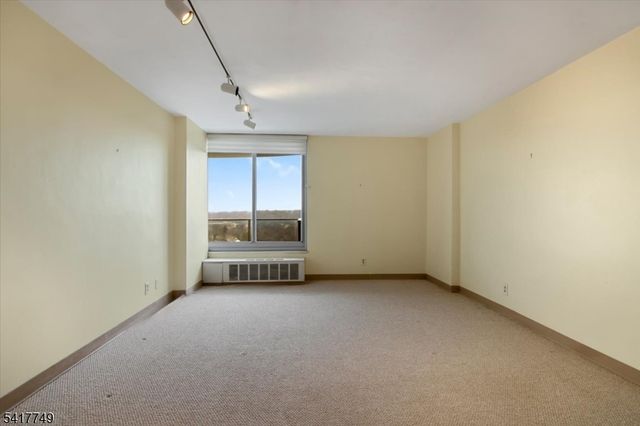 1 Claridge Dr 523, Verona Twp., NJ 07044