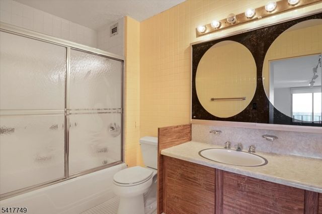 1 Claridge Dr 523, Verona Twp., NJ 07044