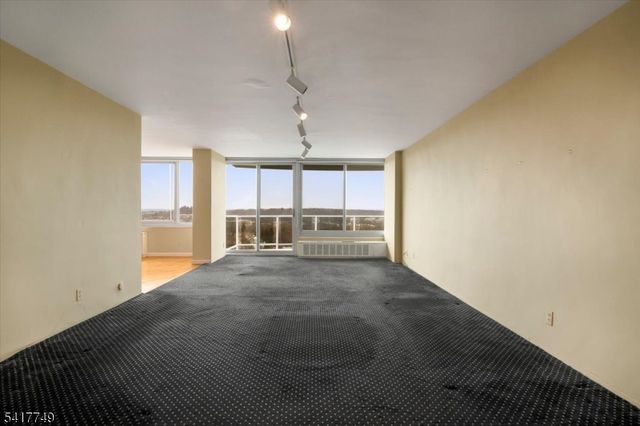1 Claridge Dr 523, Verona Twp., NJ 07044