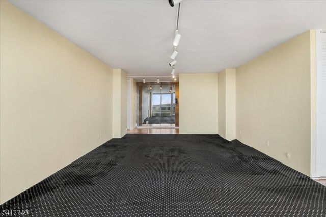 1 Claridge Dr 523, Verona Twp., NJ 07044