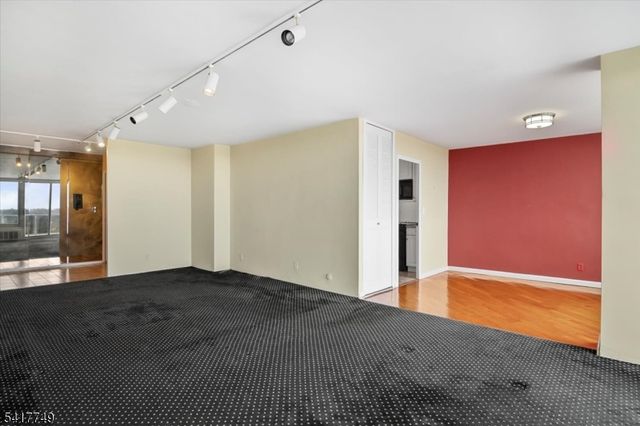 1 Claridge Dr 523, Verona Twp., NJ 07044