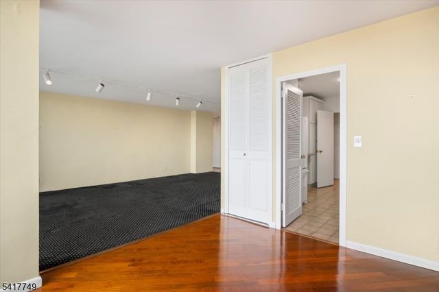 1 Claridge Dr 523, Verona Twp., NJ 07044