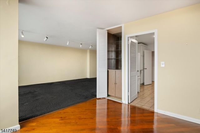 1 Claridge Dr 523, Verona Twp., NJ 07044