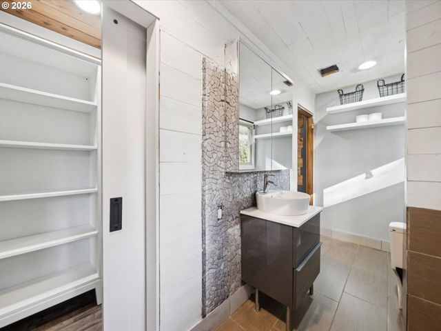 20115 Sw SCHOLLS FERRY Rd, Beaverton, OR 97007