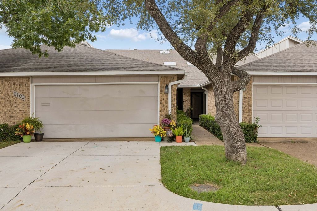 2103 Country Villa Drive, Carrollton, TX 75006 — exterior