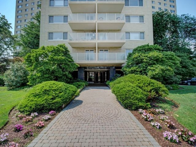 377 S Harrison Street 8I, East Orange City, NJ 07018