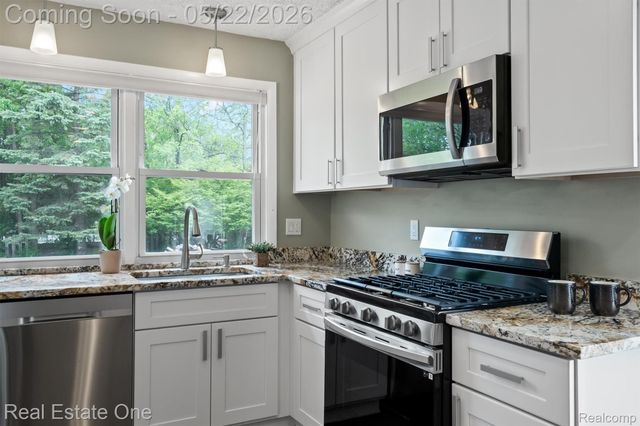 489 Evaline Drive, Troy, MI 48085