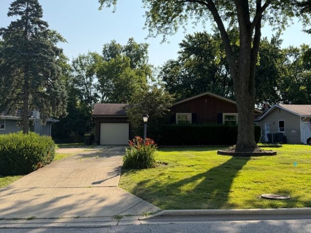 381 N Silverleaf Boulevard, Carol Stream, IL 60188