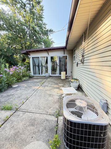 381 N Silverleaf Boulevard, Carol Stream, IL 60188