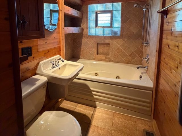 381 N Silverleaf Boulevard, Carol Stream, IL 60188