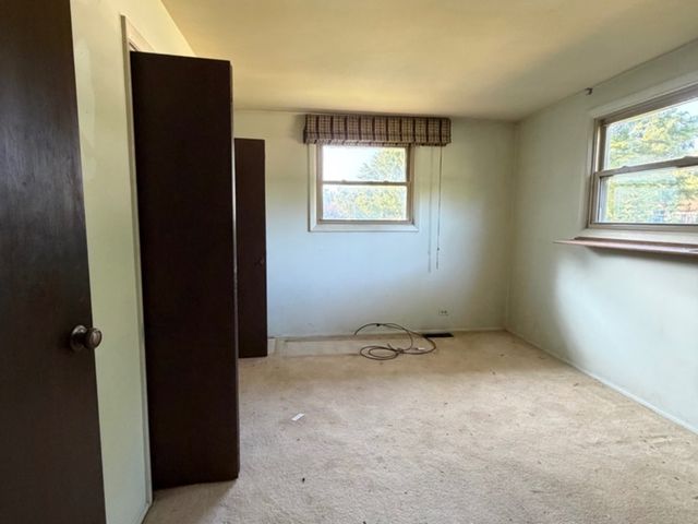 381 N Silverleaf Boulevard, Carol Stream, IL 60188