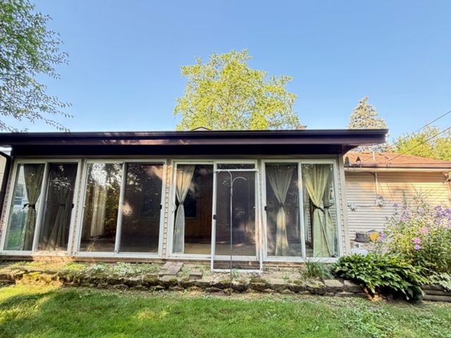 381 N Silverleaf Boulevard, Carol Stream, IL 60188