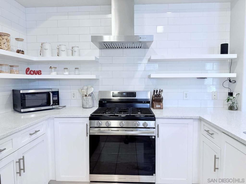 Image 4 of property listing at 3014 N Oxnard Blvd, Oxnard, CA 93036