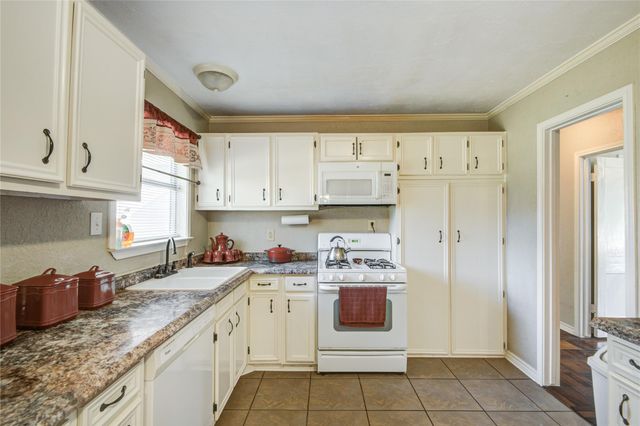 131 Laurel Street, Lake Jackson, TX 77566