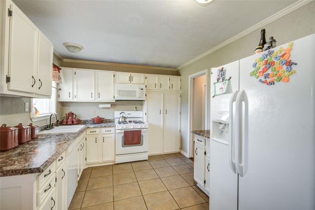 131 Laurel Street, Lake Jackson, TX 77566