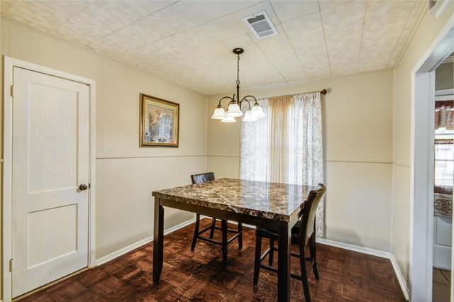 131 Laurel Street, Lake Jackson, TX 77566