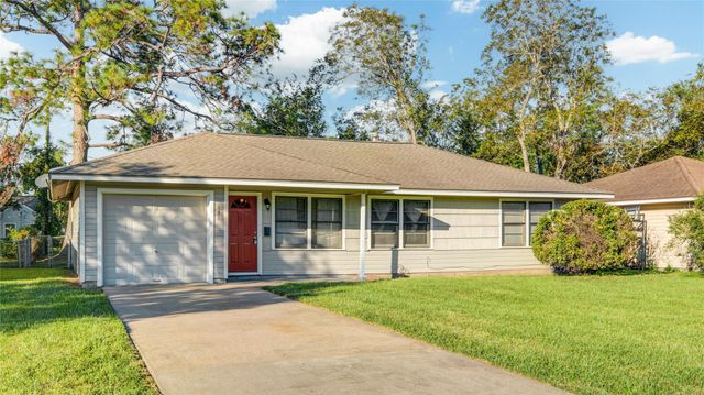 131 Laurel Street, Lake Jackson, TX 77566
