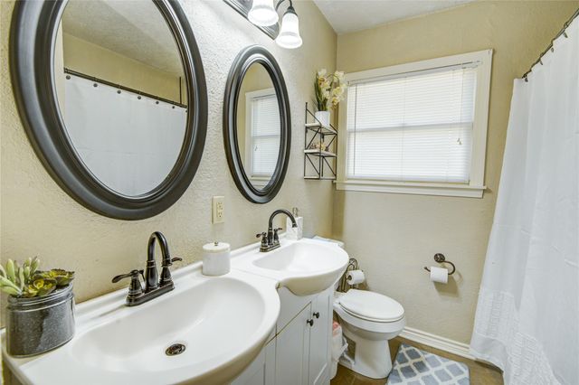 131 Laurel Street, Lake Jackson, TX 77566