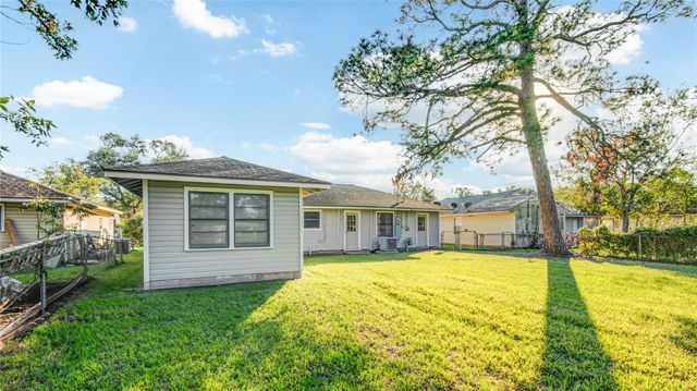 131 Laurel Street, Lake Jackson, TX 77566