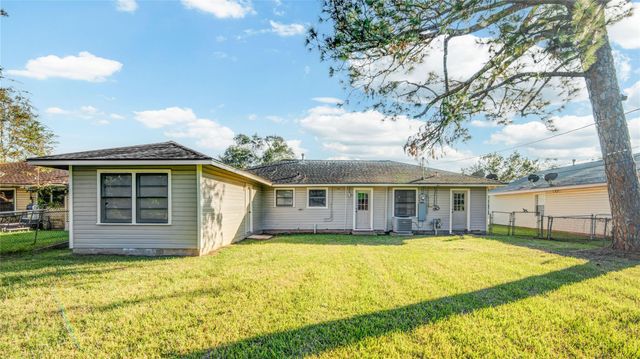 131 Laurel Street, Lake Jackson, TX 77566