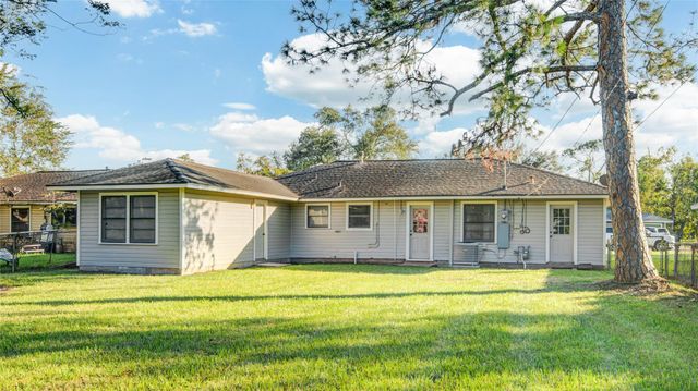 131 Laurel Street, Lake Jackson, TX 77566