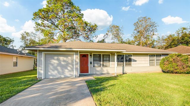 131 Laurel Street, Lake Jackson, TX 77566