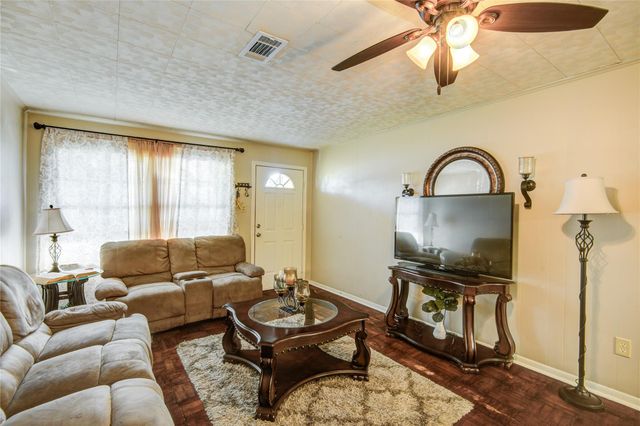 131 Laurel Street, Lake Jackson, TX 77566