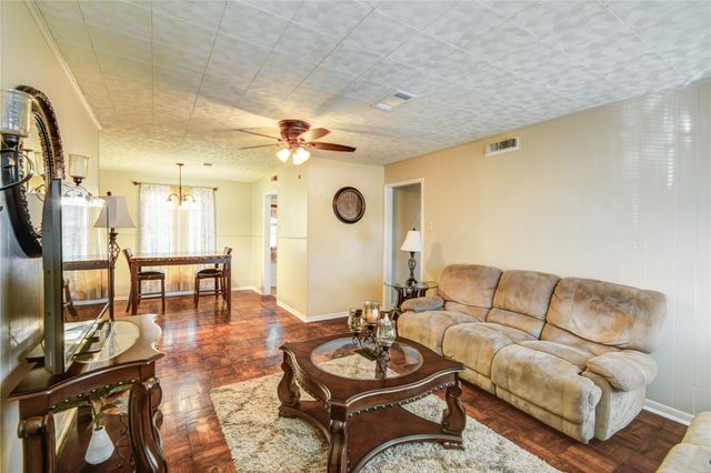 131 Laurel Street, Lake Jackson, TX 77566