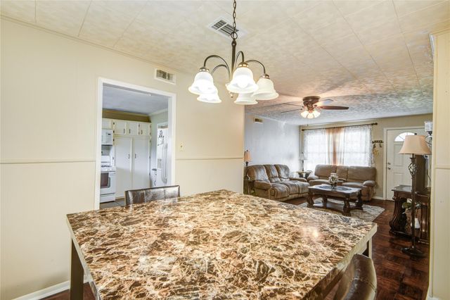 131 Laurel Street, Lake Jackson, TX 77566
