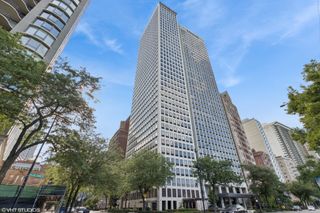 1100 N Lake Shore Drive 17C, Chicago, IL 60611