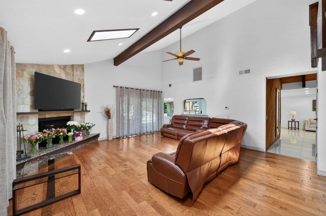 1320 W Alluvial Avenue, Fresno, CA 93711