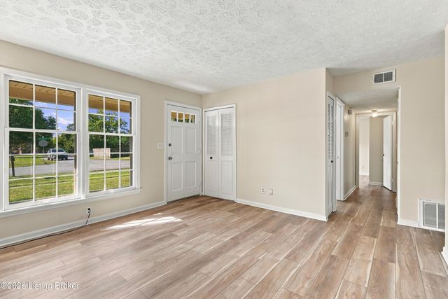 9719 Lake Elkhorn Dr, Louisville, KY 40291