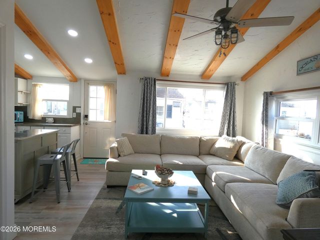 33 E Penguin Way, Lavallette, NJ 08735