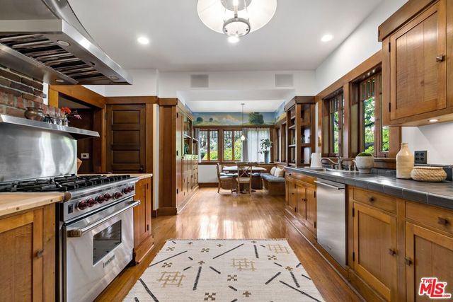 111 S Van Ness Avenue, Los Angeles, CA 90004