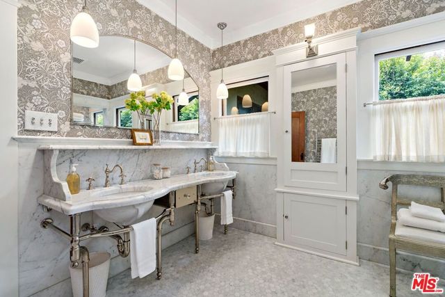 111 S Van Ness Avenue, Los Angeles, CA 90004