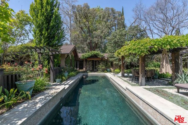 111 S Van Ness Avenue, Los Angeles, CA 90004