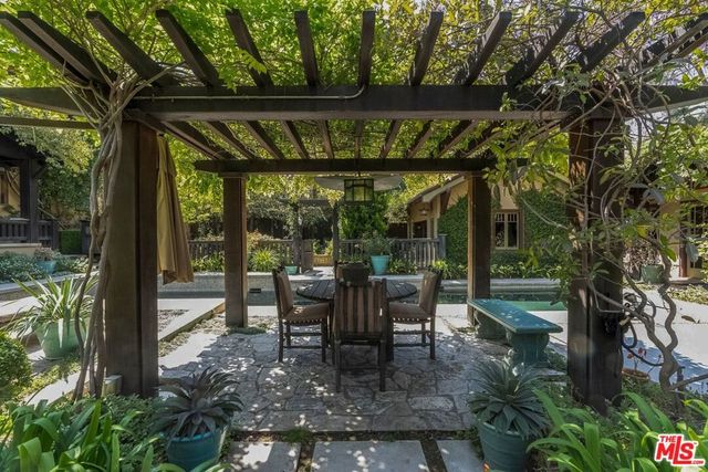 111 S Van Ness Avenue, Los Angeles, CA 90004