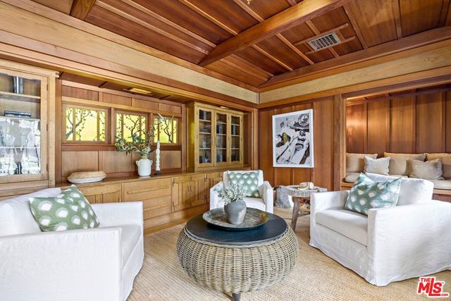 111 S Van Ness Avenue, Los Angeles, CA 90004