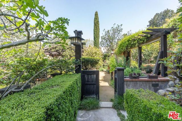 111 S Van Ness Avenue, Los Angeles, CA 90004