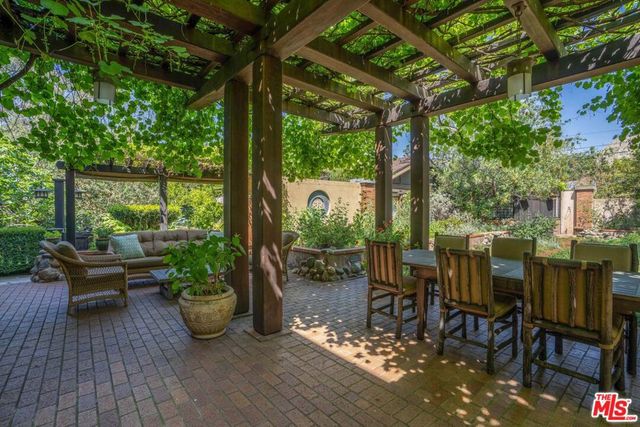 111 S Van Ness Avenue, Los Angeles, CA 90004