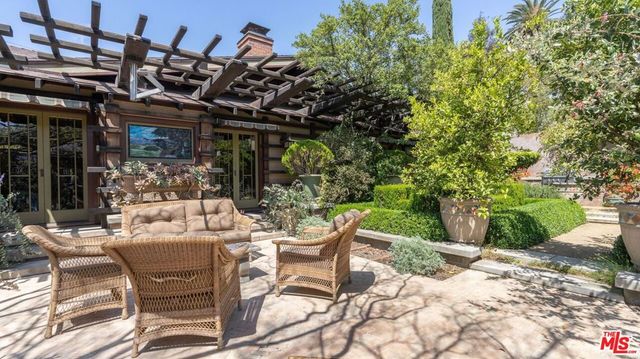 111 S Van Ness Avenue, Los Angeles, CA 90004