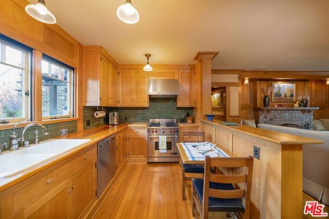 111 S Van Ness Avenue, Los Angeles, CA 90004