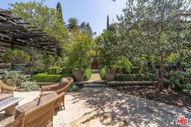 111 S Van Ness Avenue, Los Angeles, CA 90004