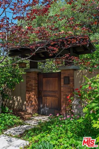 111 S Van Ness Avenue, Los Angeles, CA 90004