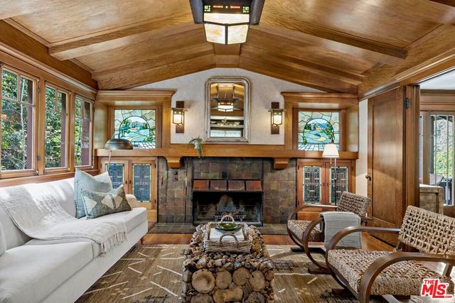 111 S Van Ness Avenue, Los Angeles, CA 90004