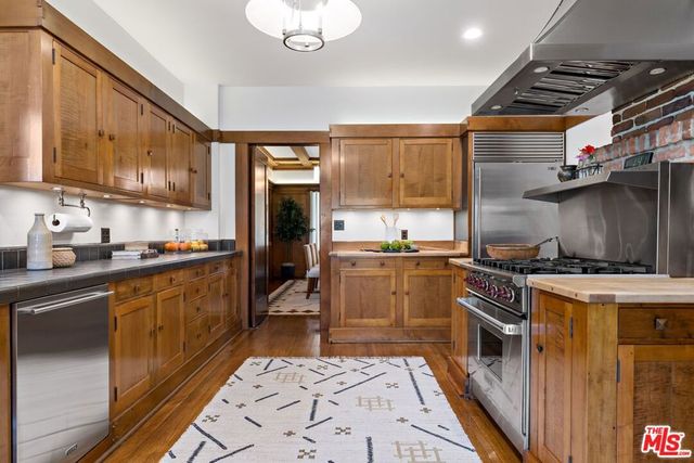 111 S Van Ness Avenue, Los Angeles, CA 90004