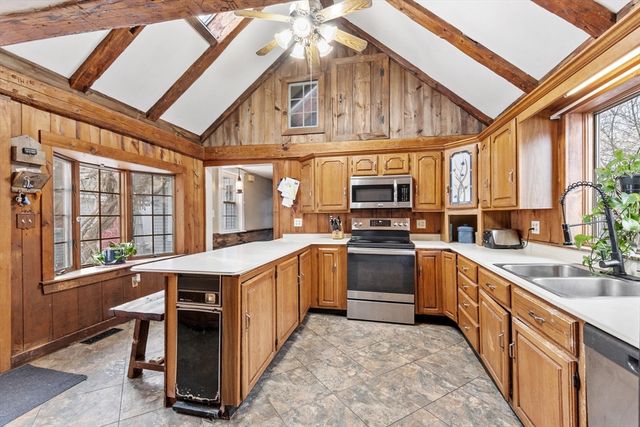 114 Chestnut St, Lunenburg, MA 01462