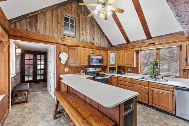 114 Chestnut St, Lunenburg, MA 01462