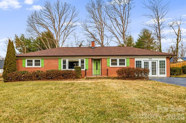 3226 Charlyne Drive, Hendersonville, NC 28792